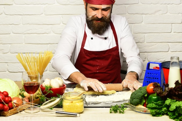 Kucharz przygotowujący składniki